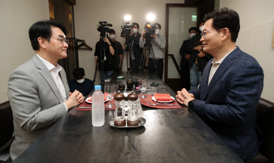 송영길(오른쪽) 민주당 대표가 22일 서울 여의도 한 식당에서 경선 예비후보인 박용진 의원과 대화하고 있다. 국회사진기자단=연합뉴스